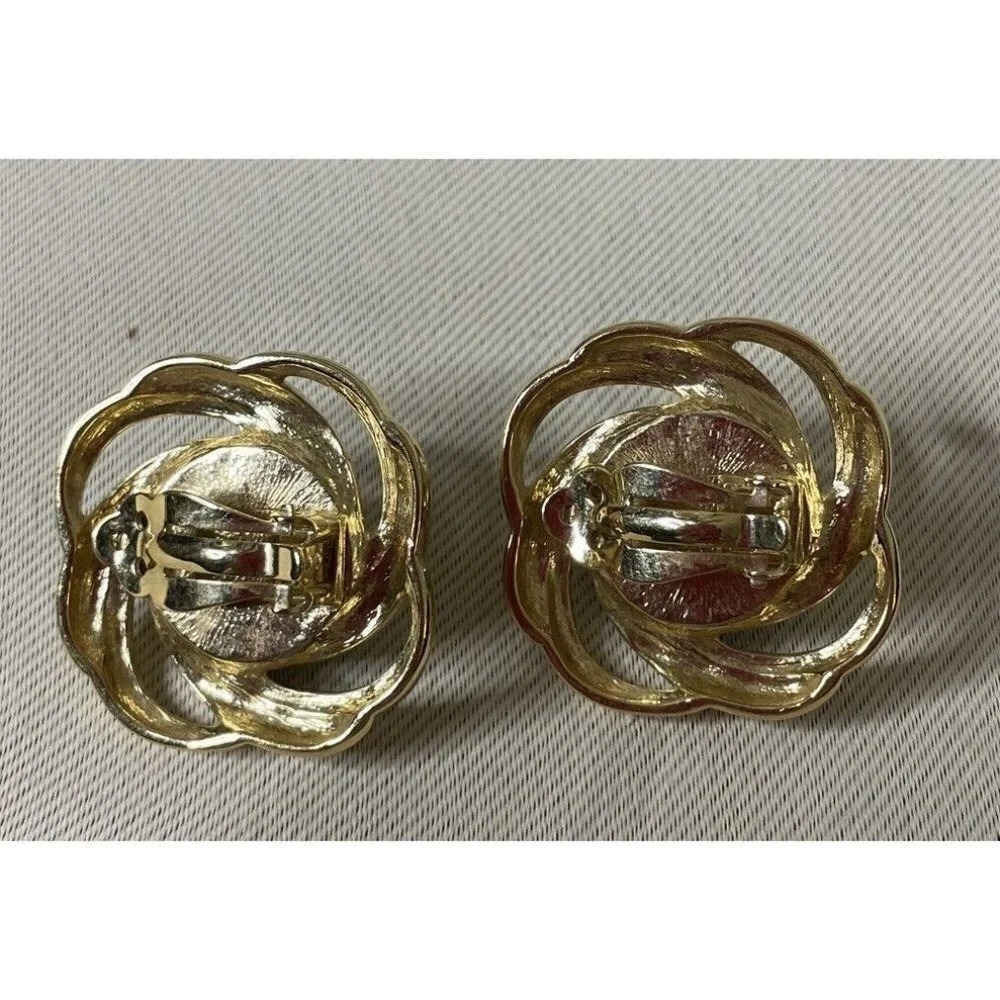 Trifari Womens Clip On Earrings Gold Tone Blue Vintage Swirl Knot Cabochon Glam - Picture 2 of 4
